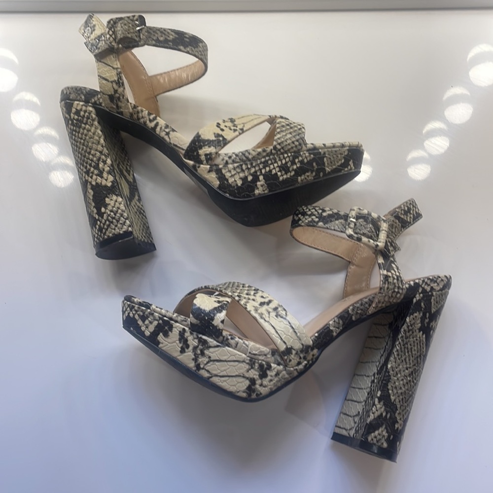 Animal print platform, chunky heel,Ankle straps, Size 7 - Picture 8 of 9